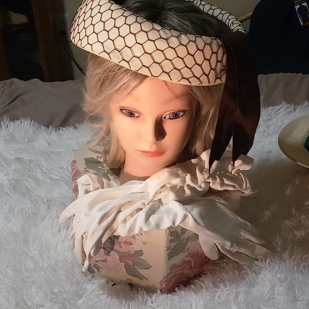 Super cute 1950's hat with scrunchy gloves
